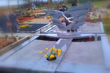 Paminklinė kompozicija ... Mes buvom ir  būsim kartu ...-