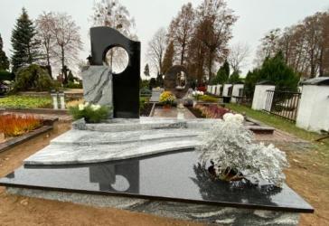 Paminklas   kapinėse-  granitas , - kapo danga - skulptura - bronzines raides