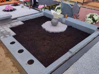 Paminklas   kapinėse- suomiškas granitas , Drugelio skulpturėlė.